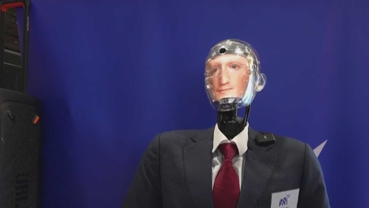Él es Robert the Robot el dispositivo humanoide capaz de replicar rostros y llevar hilo de conversaciones