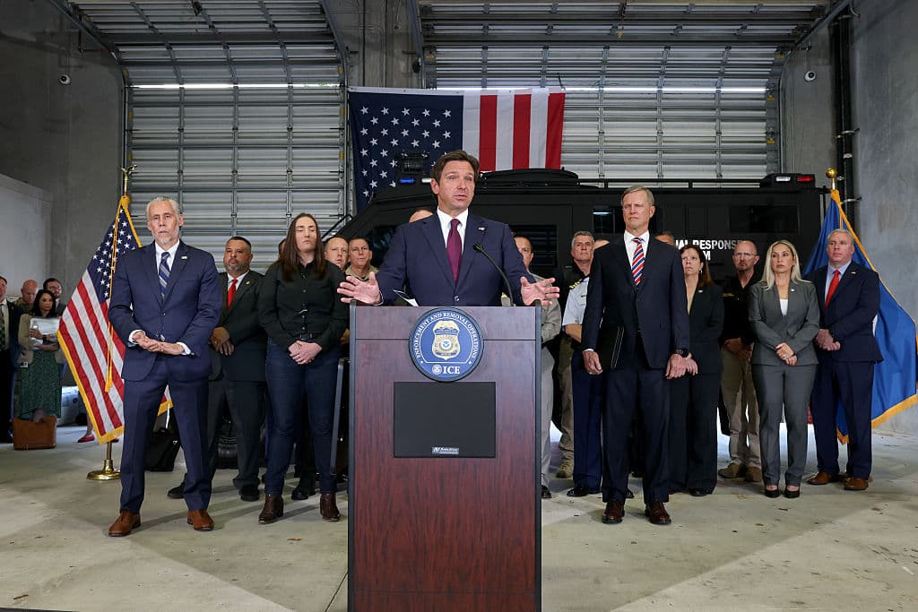 Redada récord en Florida: Ron DeSantis anuncia la detención de 1,120 inmigrantes irregulares en una semana