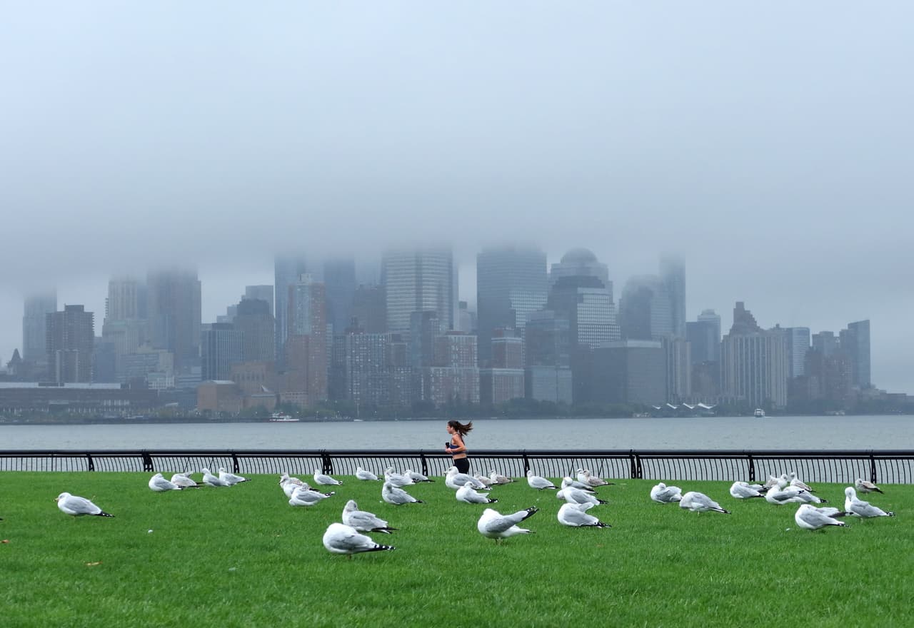 Nubes de lluvia sobre los rascacielos de Manhattan. Las ráfagas de viento superaron las predicciones de algunos expertos, que calculaban que llegarían hasta las 40 o 50 millas por hora.