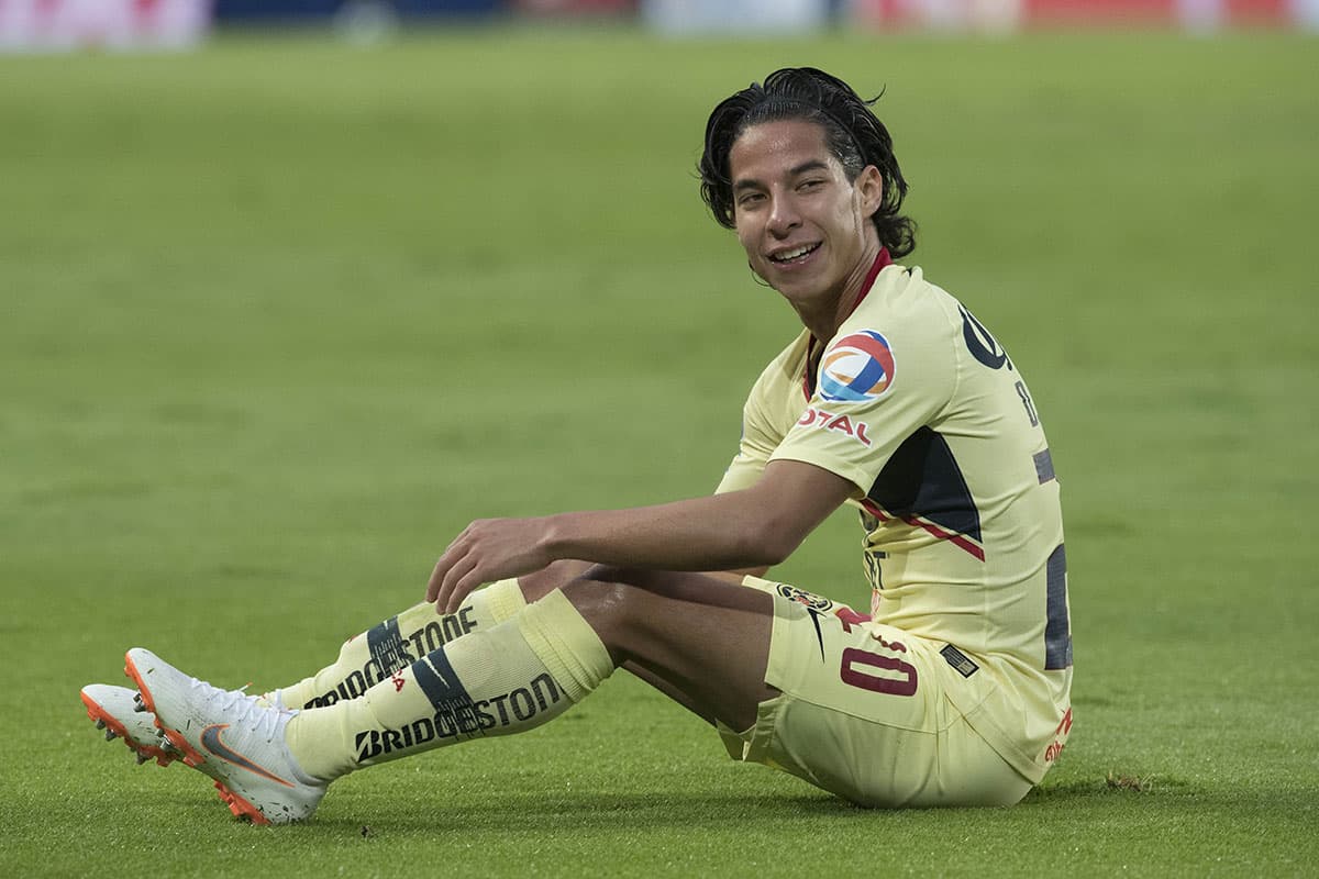 Lainez sufrió algunas faltas durante el juego, fruto del trámite, pero sin duda disfrutó su debut goleador.