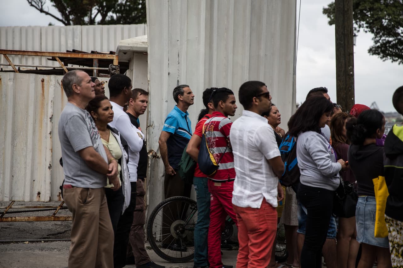Los cubanos reaccionaron a la visita con alegría y esperanza de que les ayude a mejorar su situación.