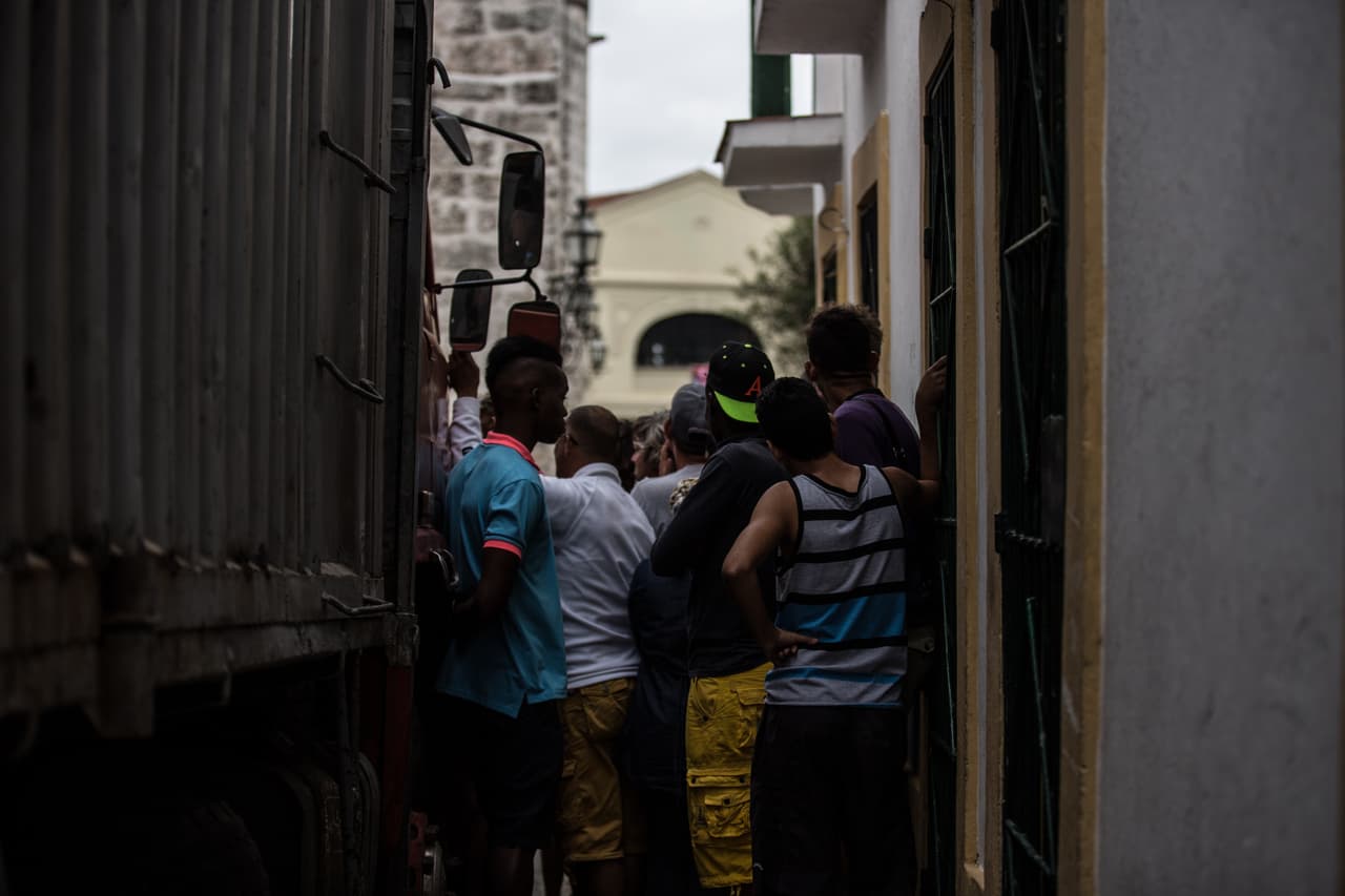 Aunque muchos no hablan abiertamente, algunos creen que los acordonaron de esa forma porque en la isla no hay libertad.