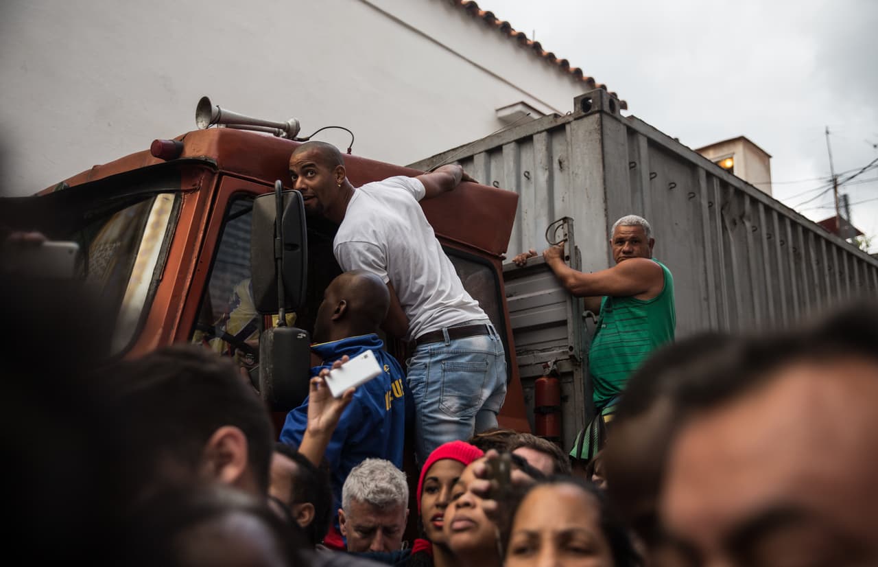 En otro pasaje en español afirmó: "El futuro de Cuba tiene que estar en las manos del pueblo cubano".