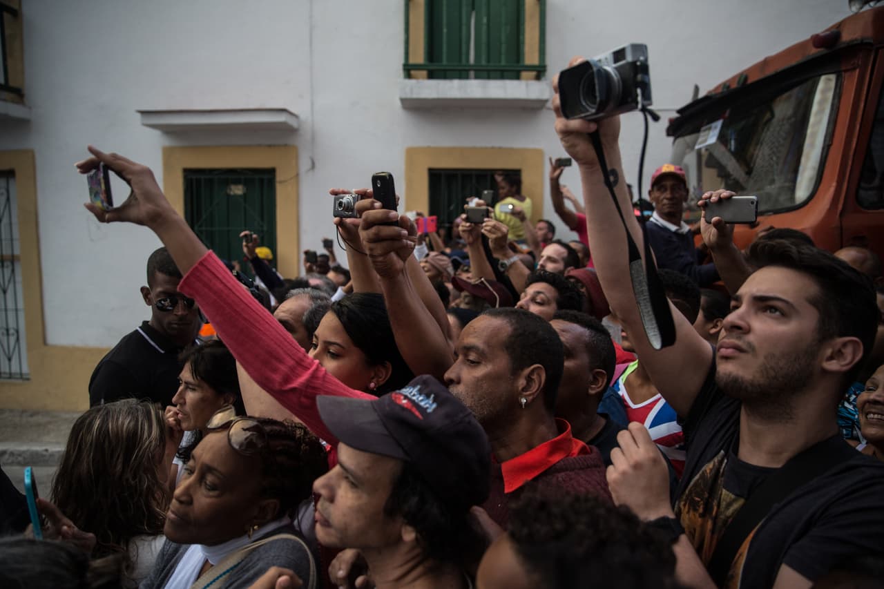 Vecinos de la Habana Vieja y otras partes de la ciudad se agolparon en la Calle de San Ignacio, en la Habana Vieja, con la esperanza de ver pasar al presidente de Estados Unidos.