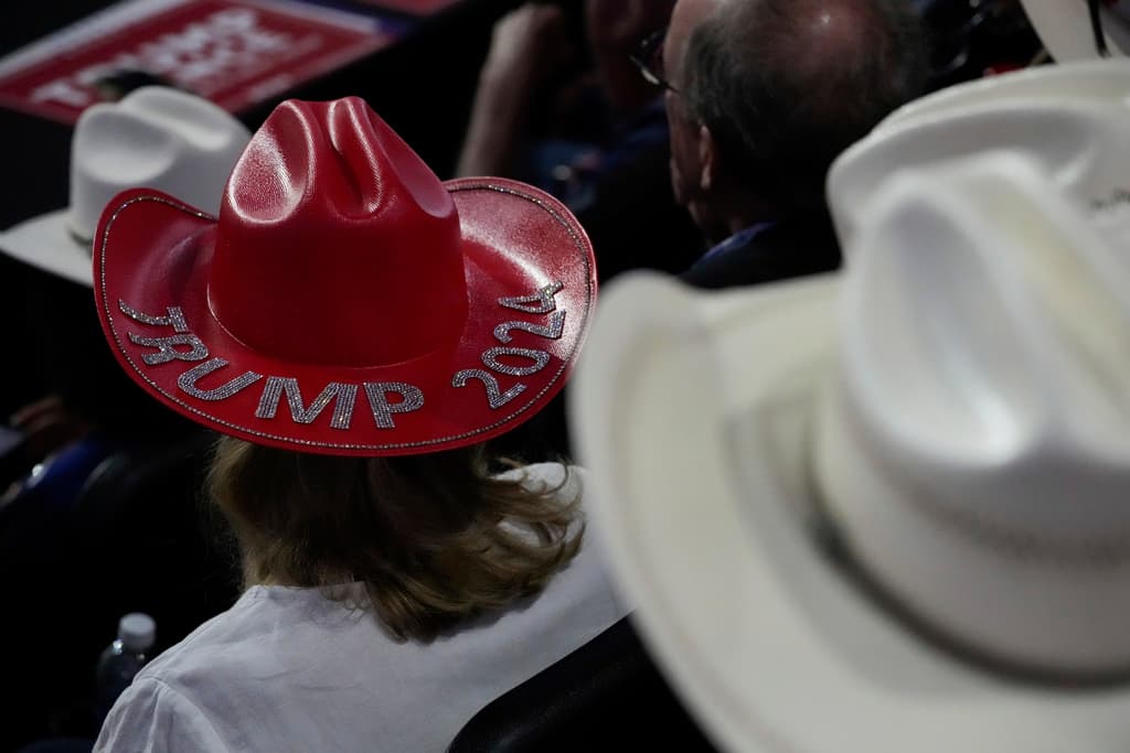 Desde que se inauguró el evento el pasado lunes, es común ver a decenas de personas con peculiares gorras con las letras TRUMP.