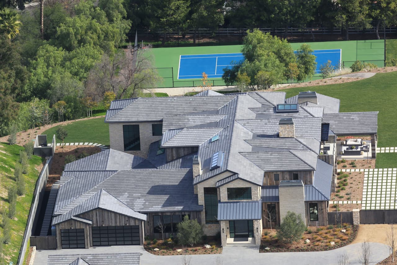 La casa de Kylie se encuentra en Hidden Hills, California, al igual que la de su hermana mayor, Kim Kardashian. 
<br>