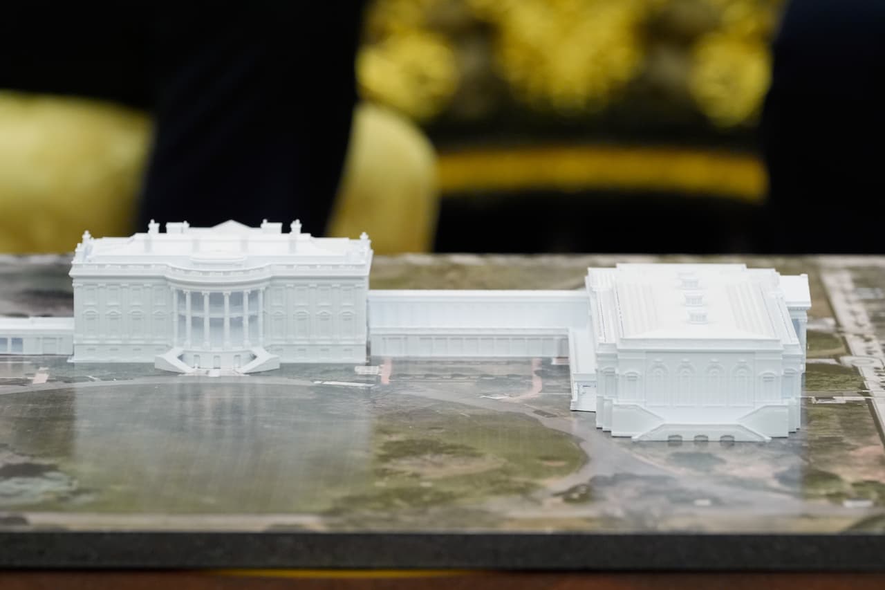 Maqueta de la Casa Blanca y el nuevo salón de baile, a la derecha, sobre una mesa, durante la reunión entre el presidente Donald Trump y el secretario general de la OTAN, Mark Rutte, en el Despacho Oval de la Casa Blanca, el miércoles 22 de octubre de 2025, en Washington.