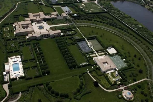 Fairfield Pond ($220 millones). Más de 25.000 metros cuadrados de terreno y 6.100 metros cuadrados sólo la mansión, son parte de los impresionantes números de esta exclusiva residencia ubicada en The Hamptons, Nueva York, justo frente al Oceáno Atlántico. Cuenta con 39 baños, 29 habitaciones, un bowling, dos canchas de tenis y jardines con cuidadores dedicados 100% todos los días. (Imagen tomada de Twitter)