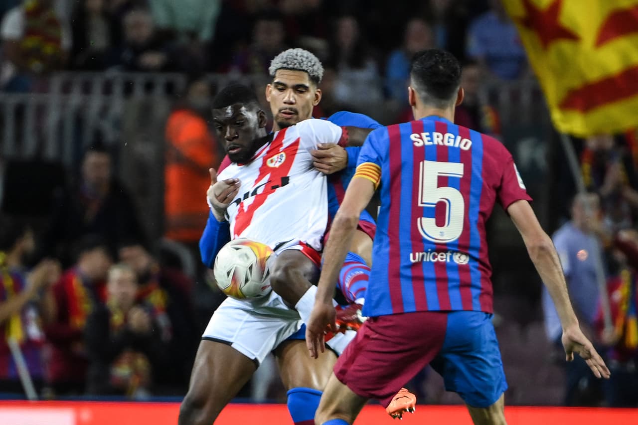 Un gol de Álvaro García al inicio del partido fue suficiente para el triunfo del Rayo Vallecano en Camp Nou ante el Barcelona que encamina el alirón del Real Madrid en LaLiga de España.