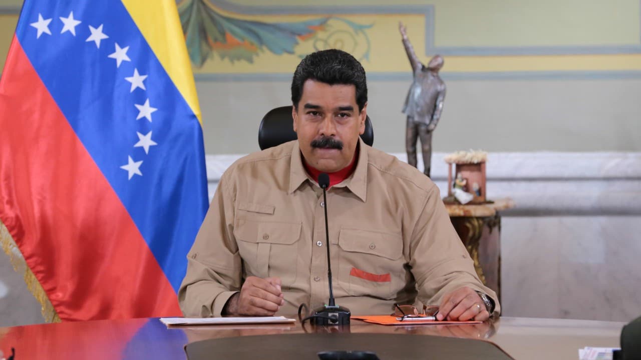 El presidente Maduro da marcha atrás y permite usar billetes de 100 bolívares hasta el 2 de enero