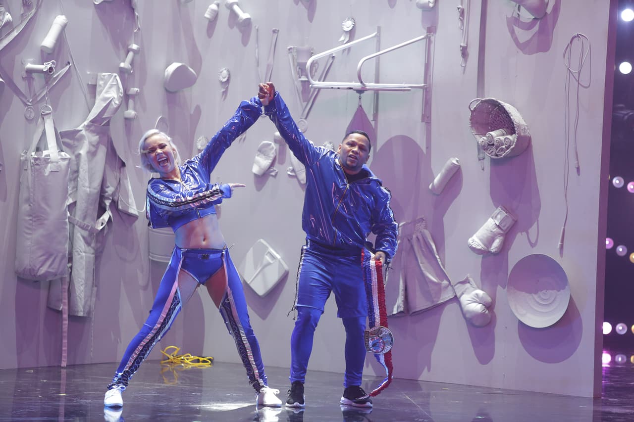 Antes de conocer el nombre del participante que sería eliminado, ambos nominados debieron bailar. El primero fue Iván, quien bailó al ritmo de 'Jump Jive and Wail'.