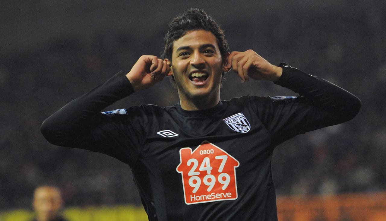 A pesar de su poca regularidad en el equipo, Vela hizo dos goles en sus ocho partidos en la Premier League.