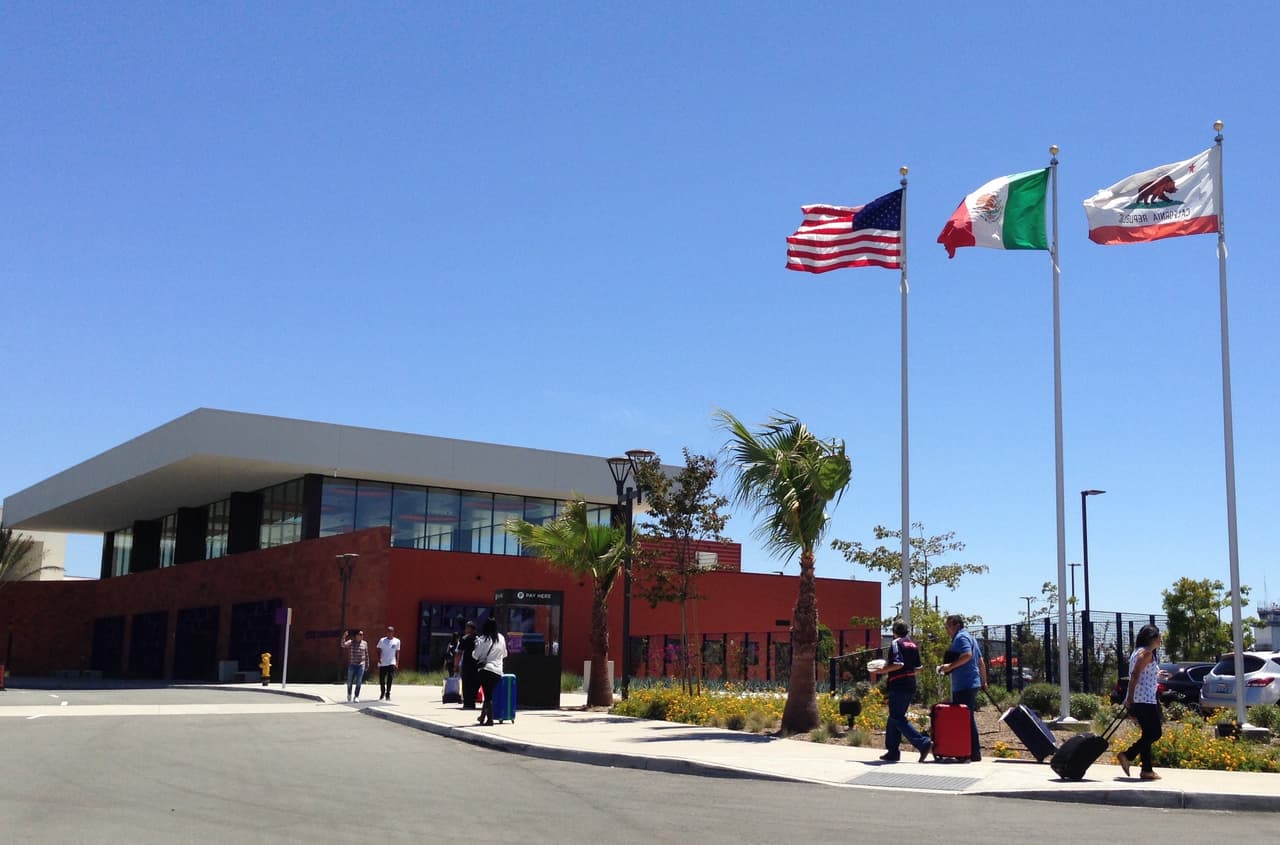 Las banderas de EEUU, México y California en las instalaciones de CBX.