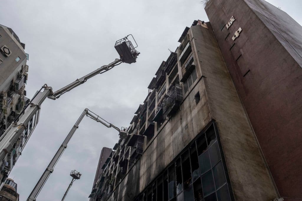 <a href="https://www.univision.com/noticias/mundo/vuelos-chinos-cerca-de-taiwan-tensiones-eeuu-asia">Taiwán</a>, una isla frecuentemente golpeada por terremotos y tifones, tiene normas estrictas de construcción. Este edificio tenía ya 
<b>40 años.</b>