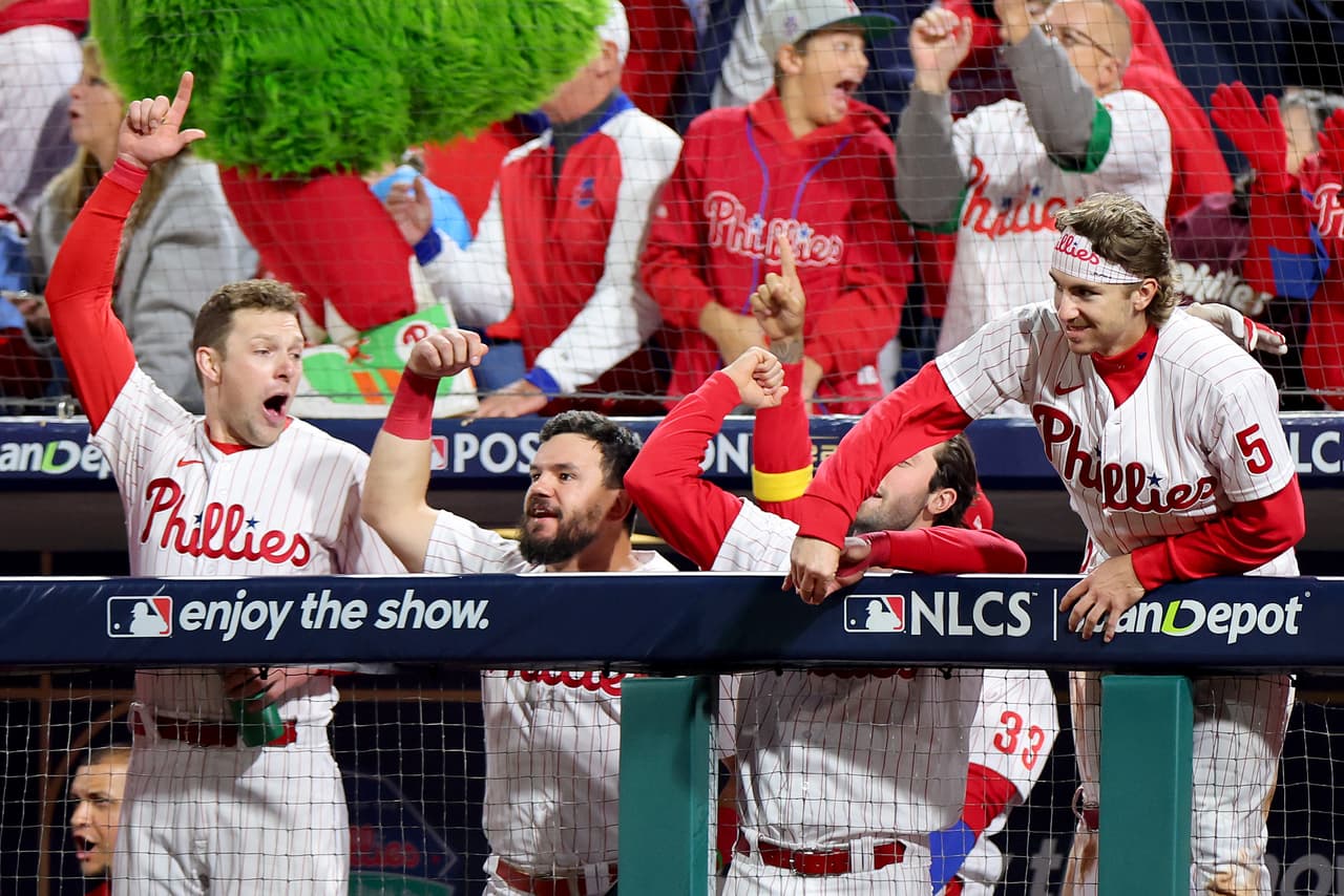 El banquillo de los
<b> Phillies </b>de Filadelfia celebra un jonrón solitario de
<b> J.T. Realmuto</b> #10 (no se muestra durante la séptima entrada contra los Padres de San Diego en el cuarto juego de la Serie de Campeonato de la Liga Nacional