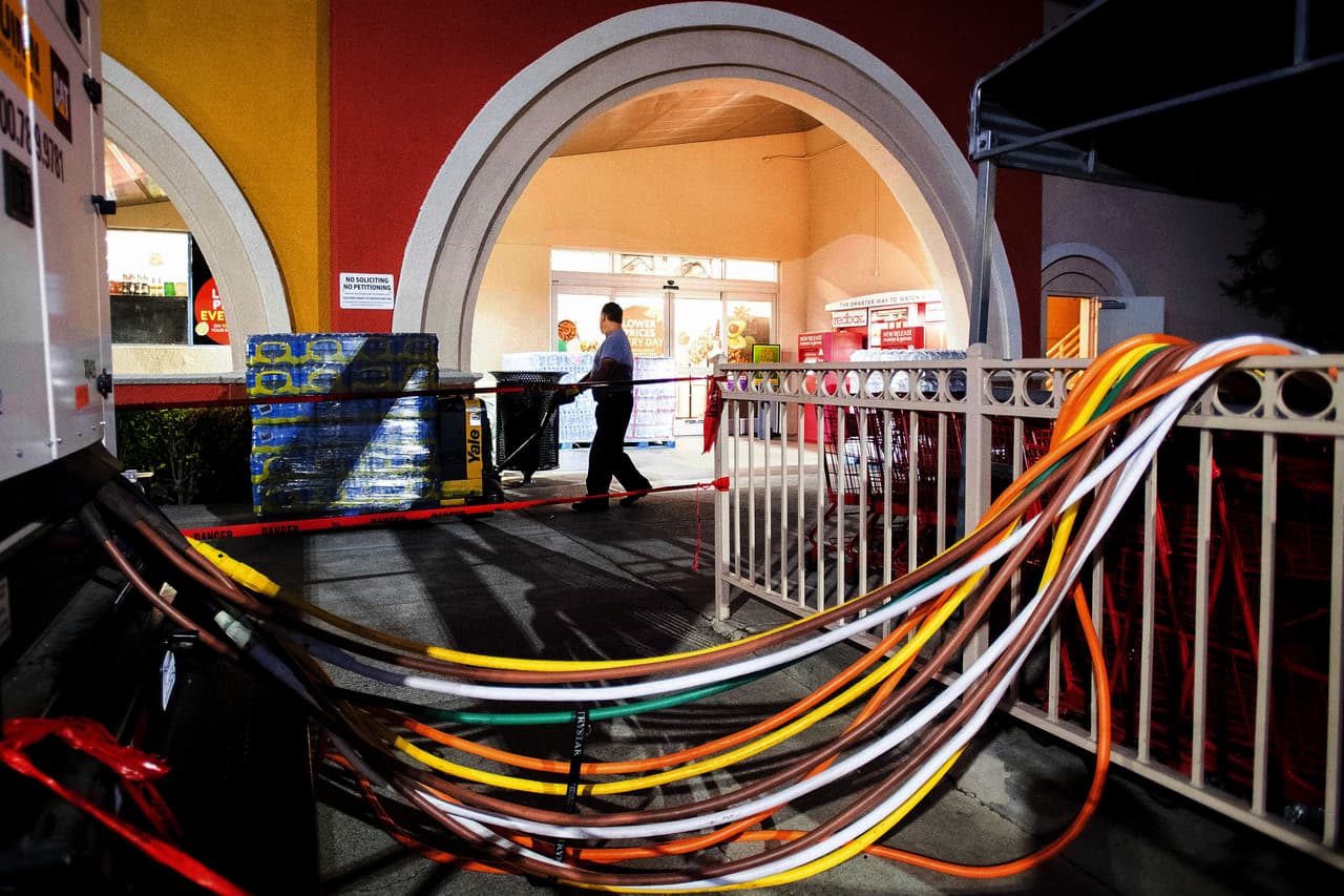 Algunos dueños de negocios, como el supermercado Lucky en Oakland, se valieron de generadores eléctricos para no ver afectadas sus operaciones. Sin embargo, los economistas estiman que las pérdidas económicas que dejarán los apagones van a estar en el rango de los $2,500 millones de dólares.