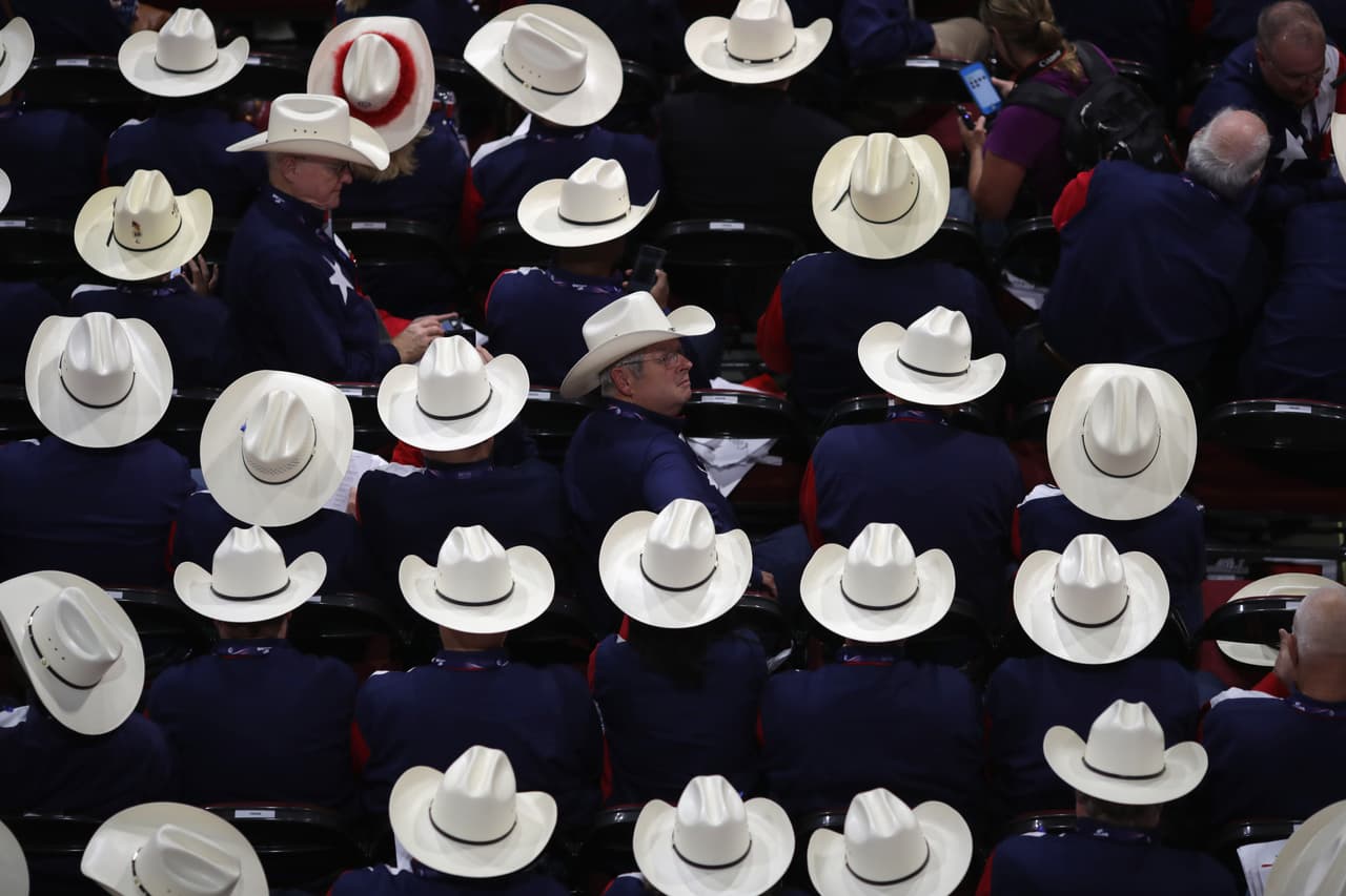 Si bien el sombrero tiene la intención y la capacidad efectiva de generar uniformidad, la prominencia del sombrero 'cowboy', ese propio de los vaqueros americanos, se ha hecho este año más emblemático y popular acompañado de un lema que los republicanos seguidores de Trump repiten una y otra vez: "Make America great again".