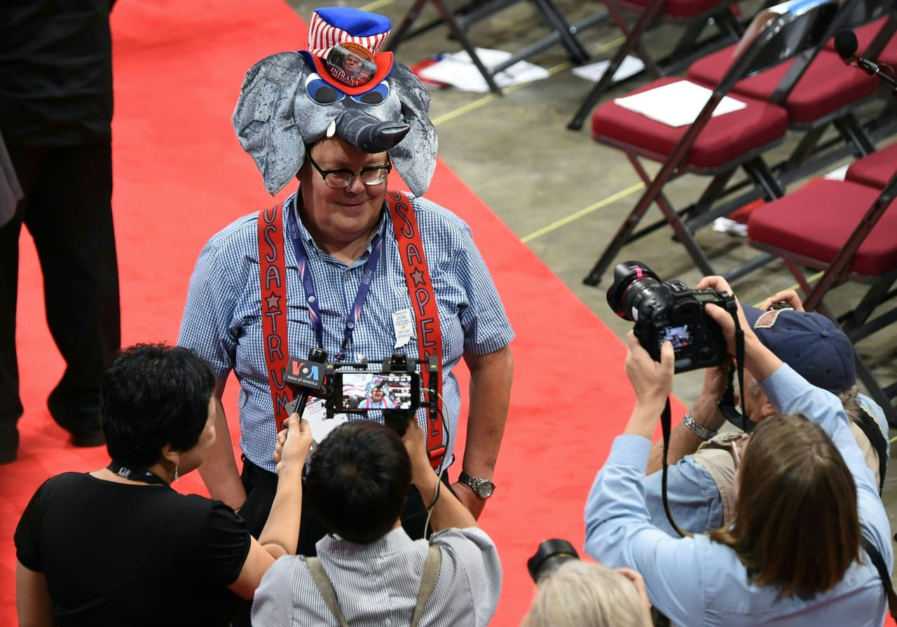 Entre sombreros de paja y gorras con lemas del candidato, siempre hay un personaje que se cuela en la cabeza de los más comprometidos con el partido. Se trata del elefante, signo que identifica a los republicanos desde 1877, y que en forma caricaturizada irrumpe en los discursos de los invitados con largas trompas y colmillos.