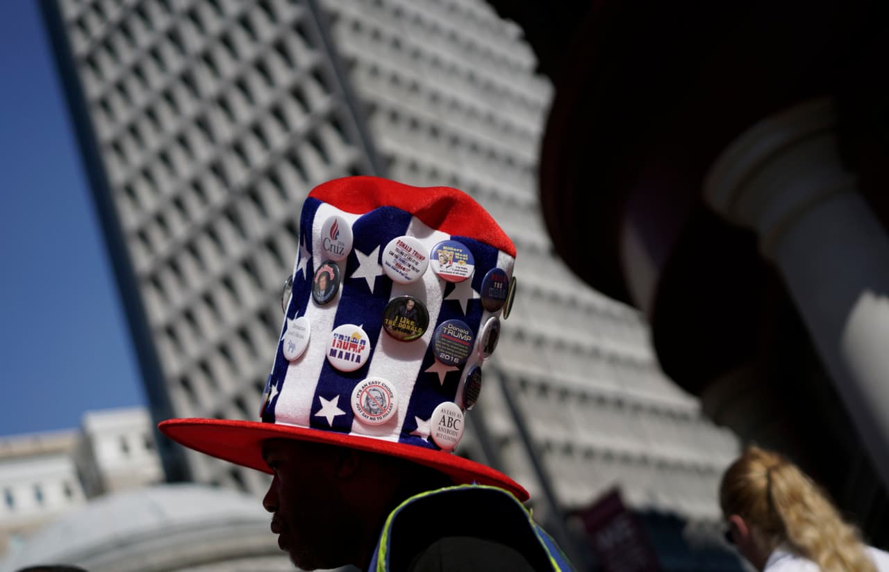 Los delegados de los partidos solían llevar, en el Siglo XIX, sombreros con banderitas o botones que identificaban sus preferencias por un candidato. Hoy, según lo cuenta Harry Rubenstein, del Instituto The Smithsonian, esa tradición se ha mantenido más con el fin de mantener un ambiente festivo y de crear un sentido unificado dentro de la masa de apoyo a un candidato.