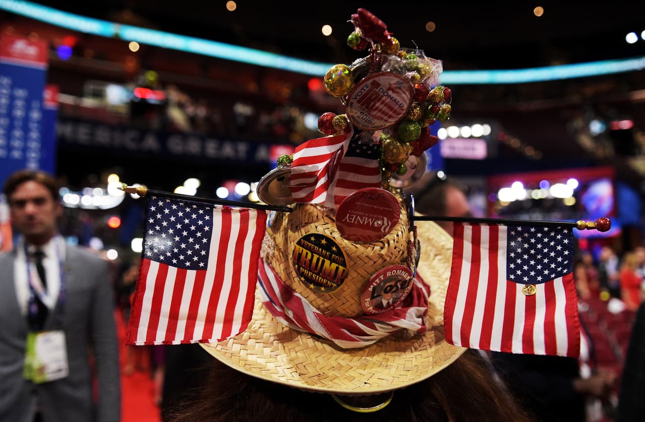 Los asistentes a las convenciones se han dado cuenta de otro poder particular que les confiere los sombreros que son extraños y rimbombantes, y es que, en esa amplia congregación de gente, solo aquellos que resultan verdaderamente creativos con sus piezas sobre la cabeza logran capturar la atención de la prensa.