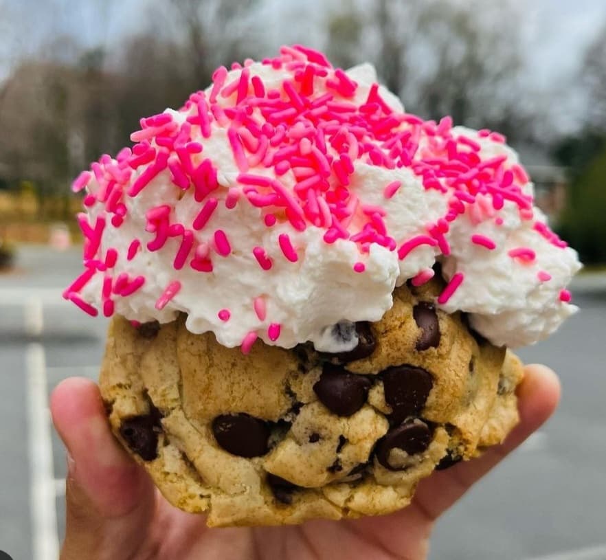 <b>Evento</b>: NC Sugar Rush
<br>
<b>Fecha</b>: 26 de mayo
<br>
<b>Lugar</b>: Downtown Raleigh's City Plaza
<br>
<b>Sitio web</b>: 
<a href="https://ncsugarrush.com/">https://ncsugarrush.com/</a> 
<br>
<br>Uno de los eventos más dulces del año, NC Sugar Rush, es un evento que reúne camiones de comida de postres que se lleva a cabo en el City Plaza del centro de Raleigh. Más de 20 vendedores, que ofrecerán una variedad de delicias, desde algodón de azúcar hasta pastelitos y pasteles de cereza, estarán disponibles, junto con pintores de caras, artistas de globos y más para mantener a los niños entretenidos.