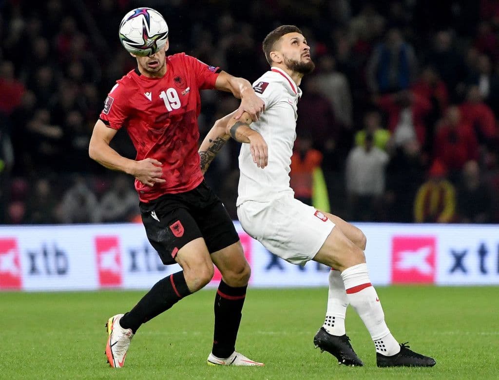 Karol Swiderski se pona la capa de héroe y con su solitario gol, Polonia venca 0-1 en su visita a Albania.