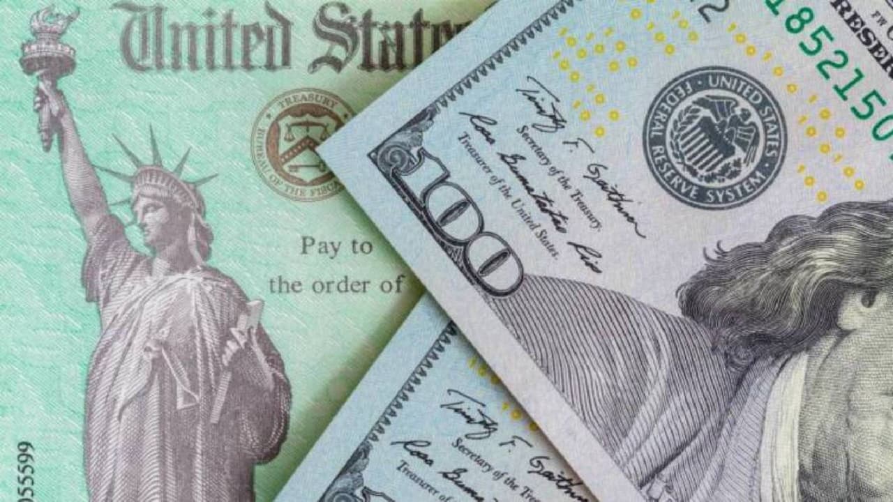 Además son elegibles aquellos que:
<br>- Tienen al menos $1 en obligación de impuestos sobre la renta personal de Arizona en el año fiscal 2021, 2020 o 2019.
<br>- Presentaron su declaración de impuestos sobre la renta del año fiscal 2021 como el único contribuyente en su declaración de soltero, casado con declaración por separado o conjunta, cabeza de familia, o el contribuyente principal del hogar.