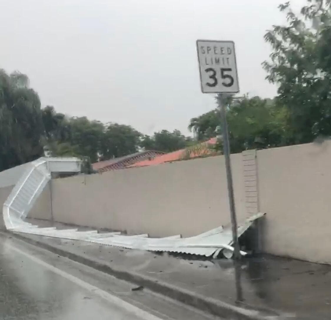 El viento arrancó completamente esta reja de una vivienda.