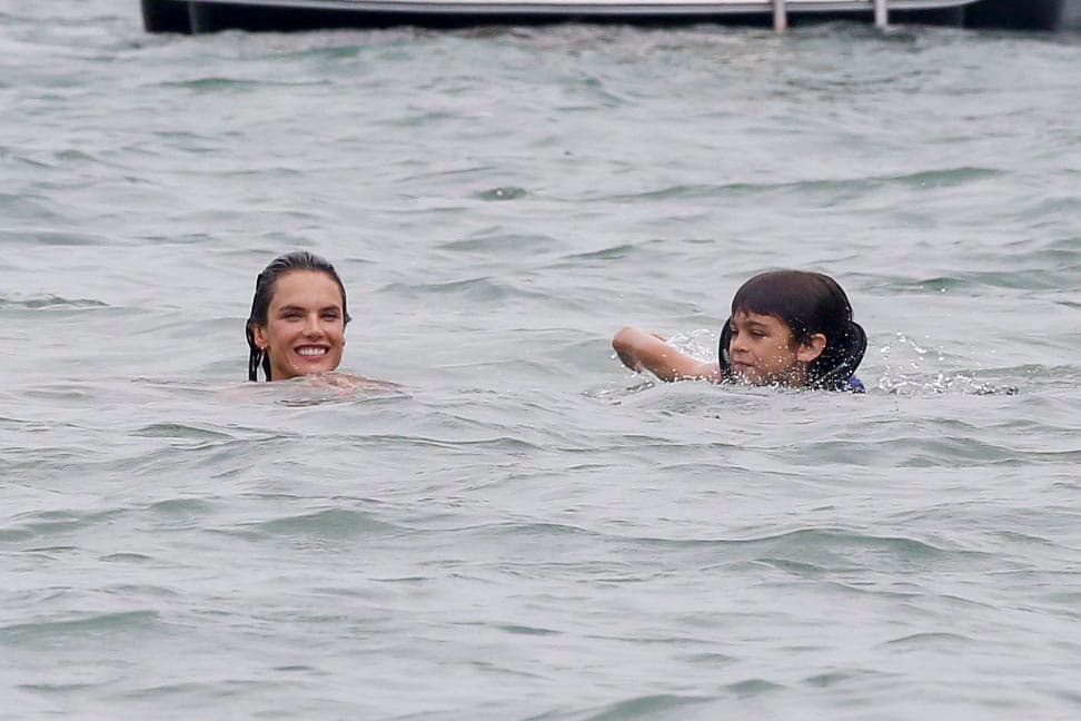 Además nos queda claro que es una muy buena nadadora.