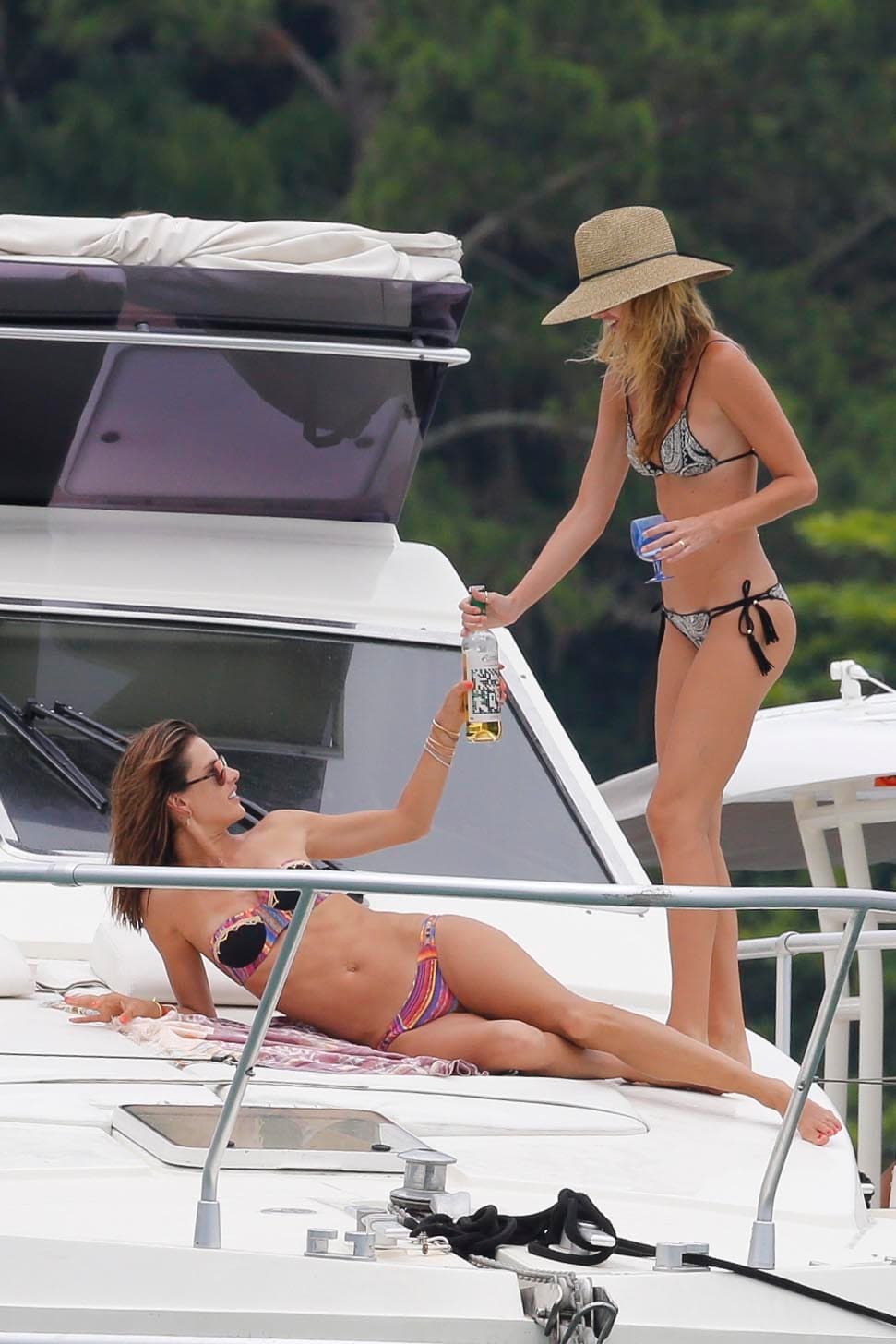 ¿Y por qué no? hasta una copita de vino se tomó.