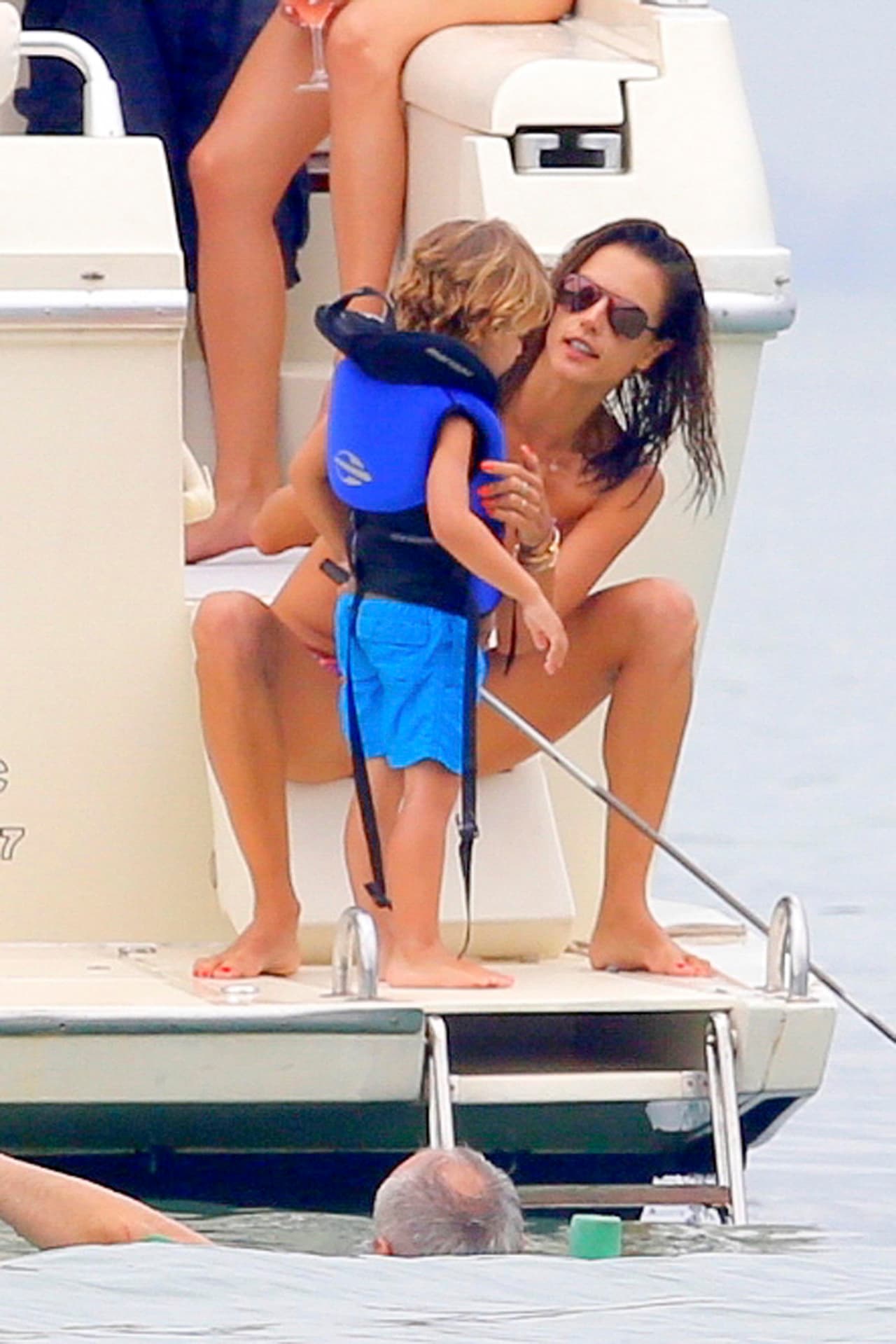 Y momentos después, ¡el pequeño ya traía un chaleco!