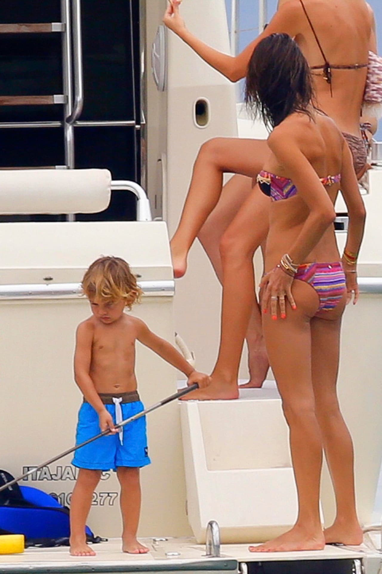 Ella estuvo atenta a sus hijos todo el tiempo.