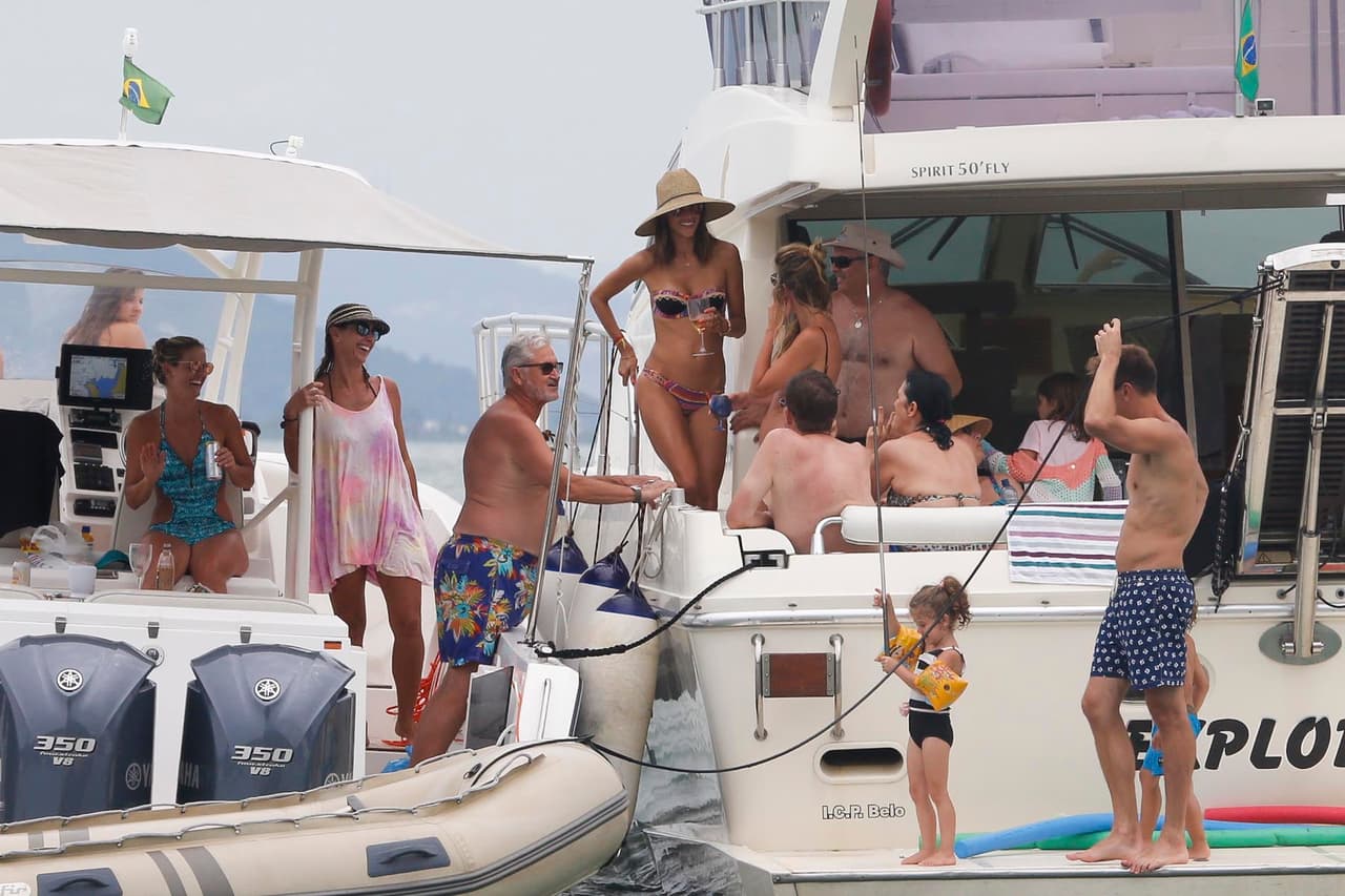 Ayer fue captada mientras se la pasaba de lo lindo en un paseo en yate por las playas Florianopolis.