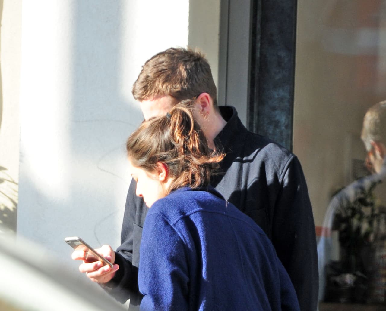 ¿Qué le estará mostrando en su teléfono? ¿Tal vez guardando su contacto, sumándola al Face?