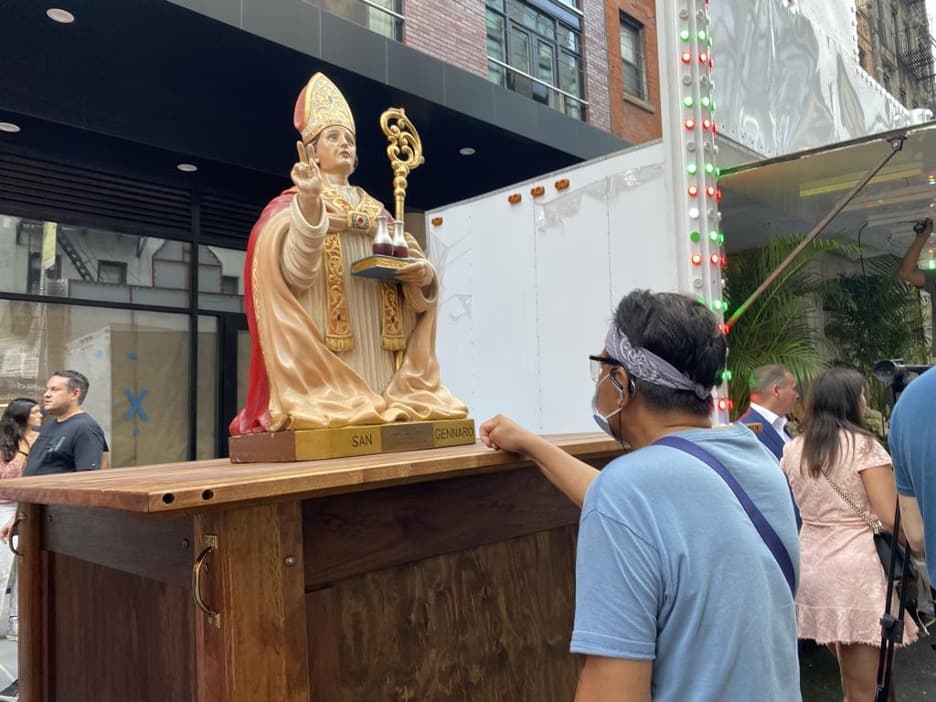 "Un milagro de buenos augurios": la sangre de San Genaro se licúa ante la mirada deslumbrada de los fieles por tercera vez este año