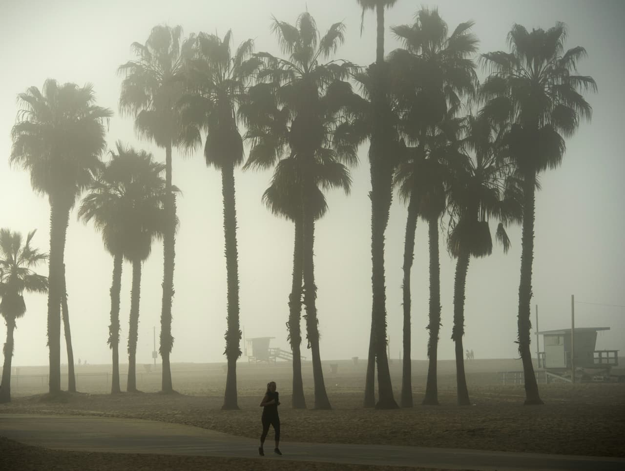 Un 
<b>manto blanco ha cubierto las costas del sur de California</b> los últimos días complicando el panorama para los conductores durante las noches y las mañanas ante la poca visibilidad.