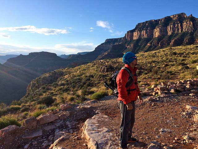 Asimismo es recomendable llevar una gorra, zapatos de hiking ligeros, y lentes de sol.