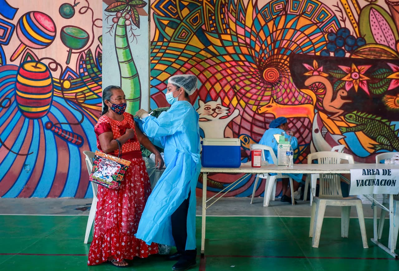 Una mujer zapoteca recibe una dosis de la vacuna CanSino en Oaxaca, en abril de 2021.