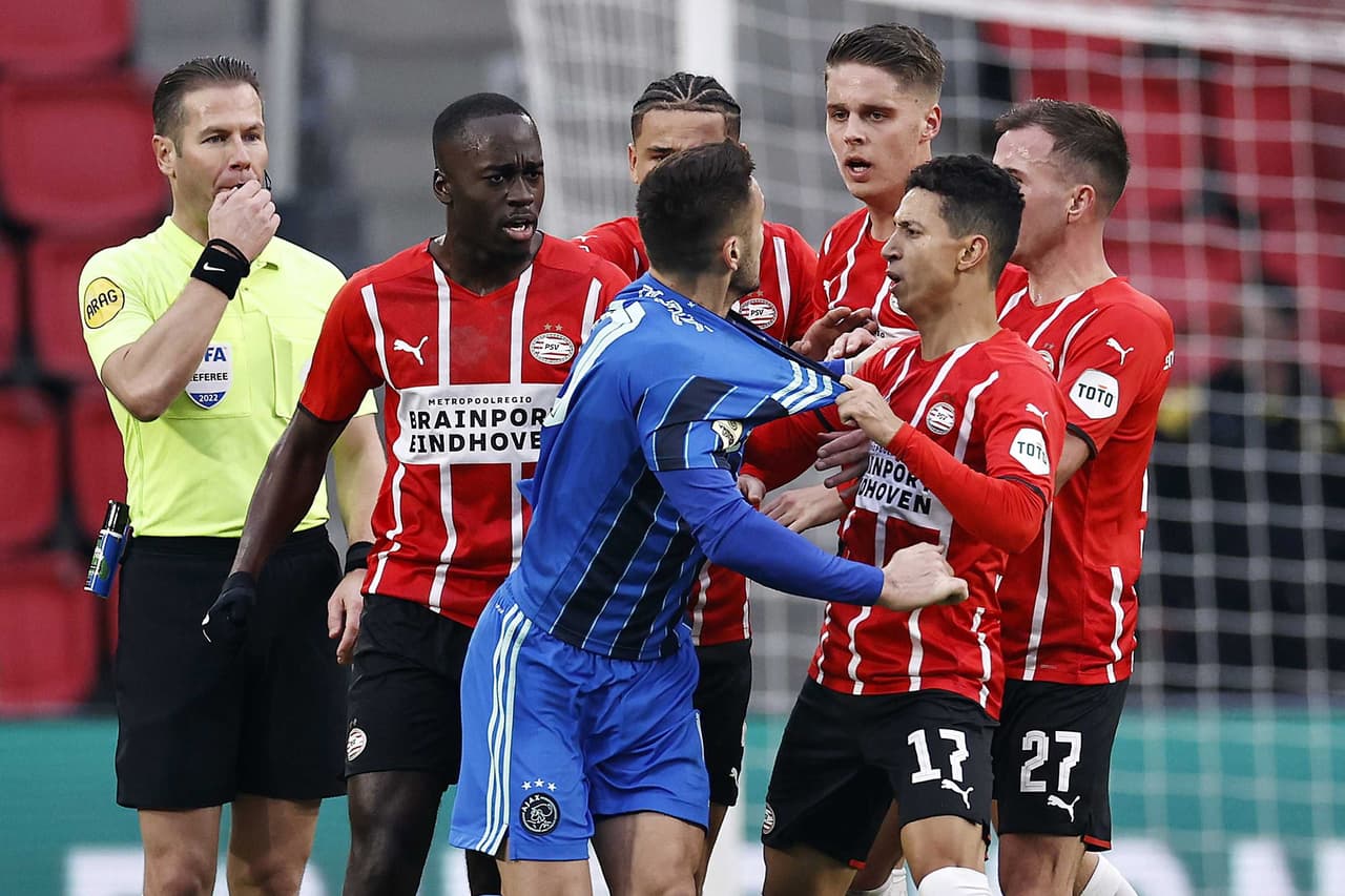 Edson Álvarez y Erick Gutiérrez fueron titulares en duelo de mexicanos en el PSV vs Ajax donde los de Amsterdam ganaron 1-2 de visitante y son líderes Eredivisie.