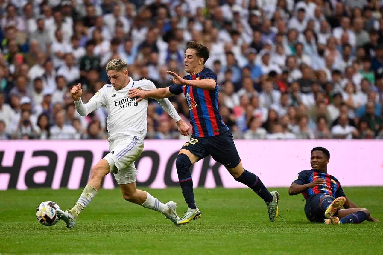 Goles de Benzema, Valverde y Rodrygo dieron la victoria a los de Carlo Ancelotti ante los de Xavi Hernández que descontaron gracias a Ferran Torres en el Clásico.