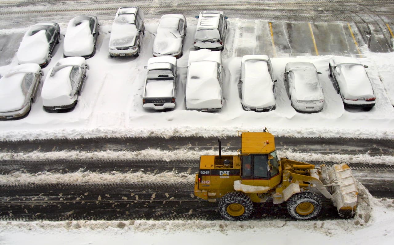 Un tractor quita nieve en un estacionamiento cerca de la terminal de 
<a href="https://www.univision.com/local/chicago-wgbo/avion-de-united-airlines-realiza-aterrizaje-de-emergencia-en-el-aeropuerto-ohare">United Airlines</a> en el 
<a href="https://www.univision.com/local/chicago-wgbo/un-avion-se-desliza-fuera-de-la-pista-en-el-aeropuerto-ohare">aeropuerto internacional O'Hare de Chicago</a>. La foto es del 11 de diciembre de 2000.