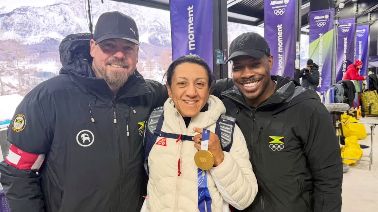 Atleta y madre de 2 hijos de New Braunfels, Texas hace historia con oro olímpico en monobob