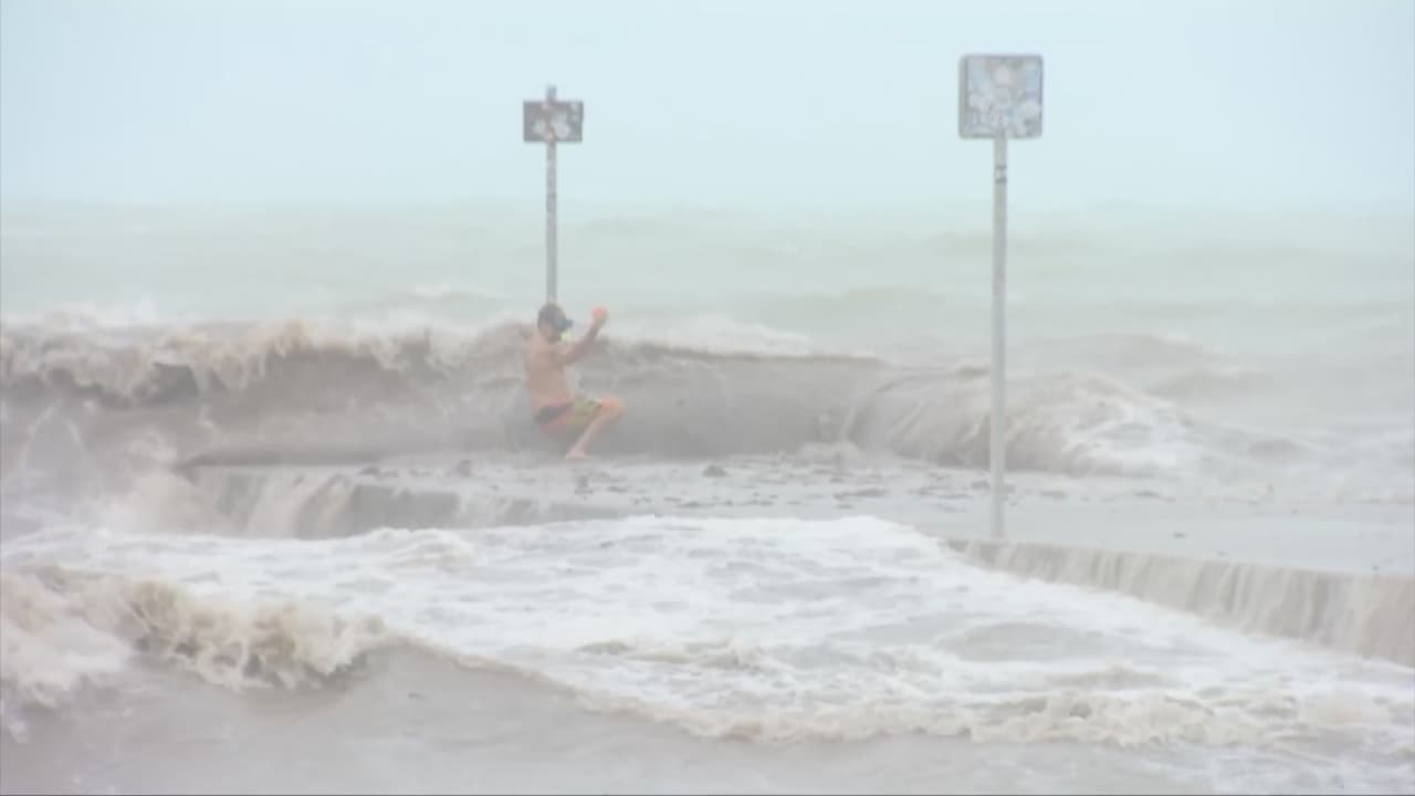 Otros quisieron divertirse en medio del fenómeno metereológico.