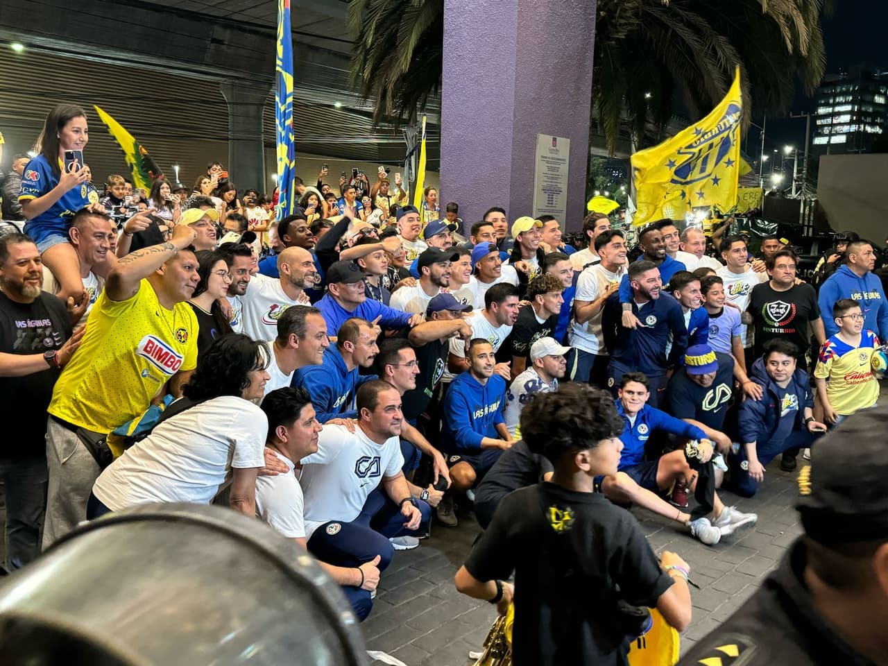 Afición de América sorprende con 'serenata' previo a la Final 