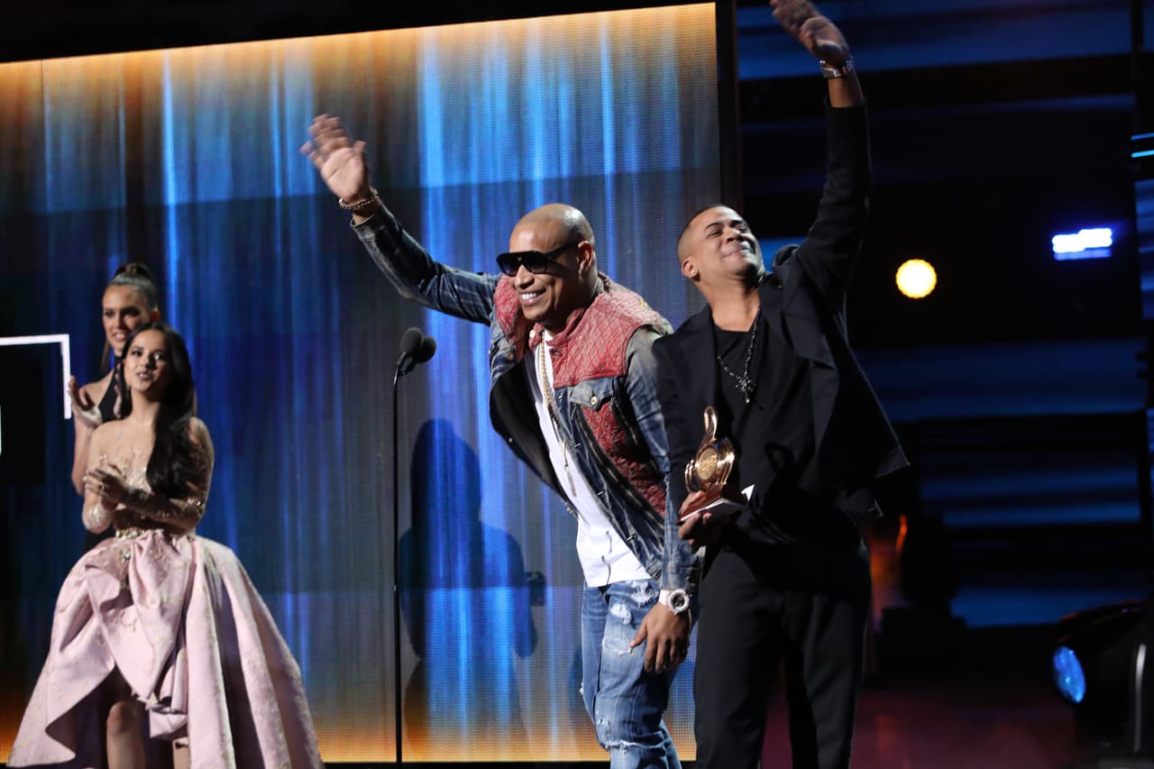 Gente de Zona celebra su reconocimiento como 'Grupo o dúo del año'.