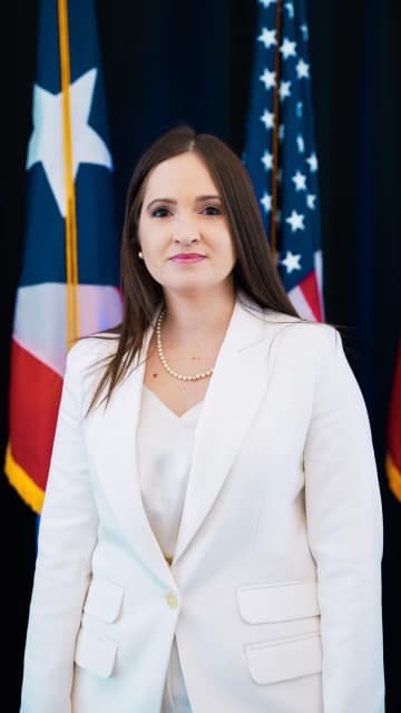 <b>Eileen Vélez Vega</b> - Tiene sobre 18 años de experiencia en el manejo de construcción y diseño de pavimentación de pistas de aviación. El gobernador electo, Pedro Pierluisi la designó como secretaria de Transportación y Obras Públicas.