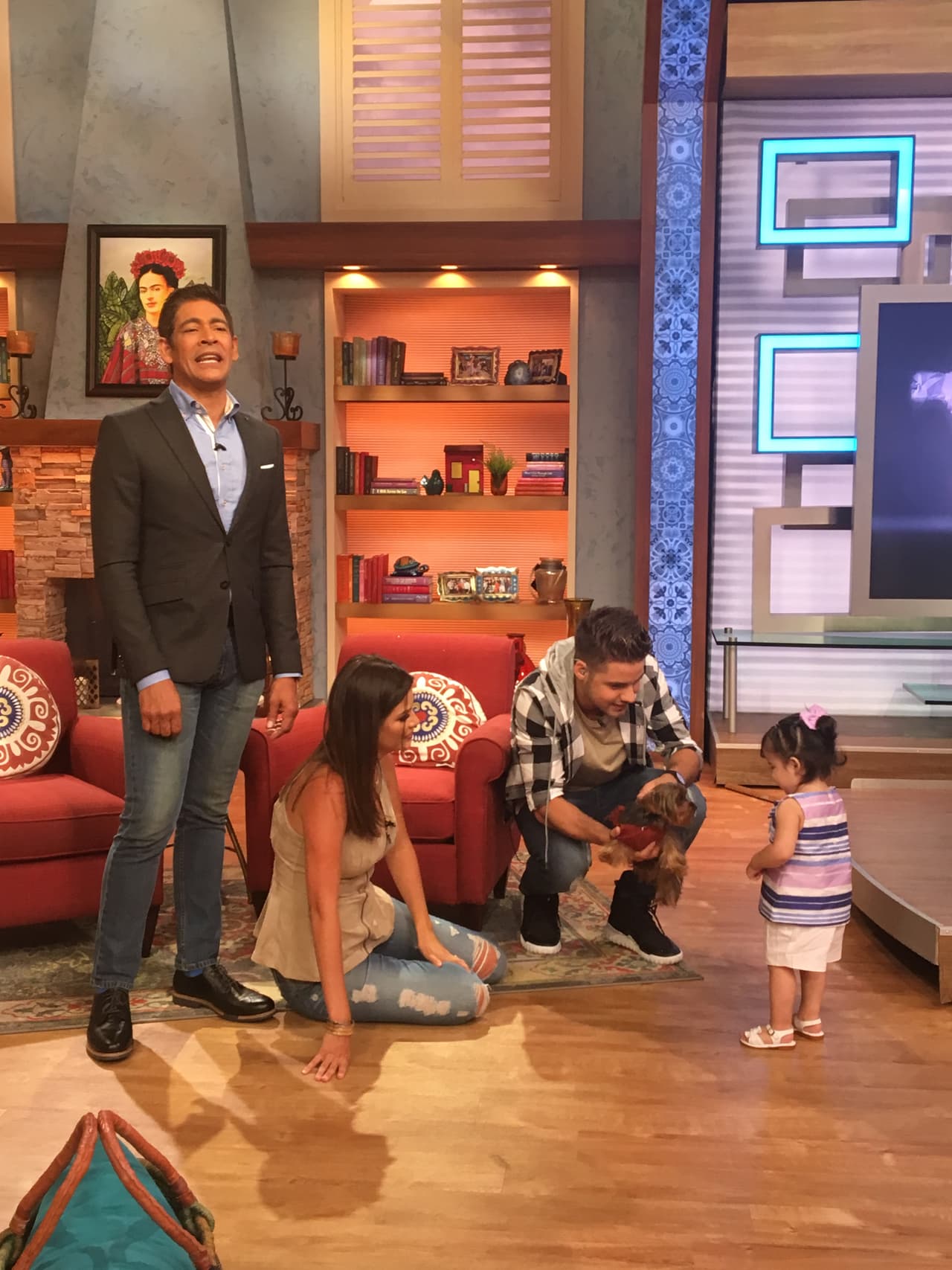 El tío William le acercó a Tobi para que tomará confianza.