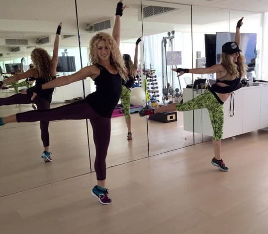 Una mami que está como quiere es Shakira, que tras sus embarazos ha estado muy aplicada con sus rutinas de ejercicio, ella es fanática del baile.