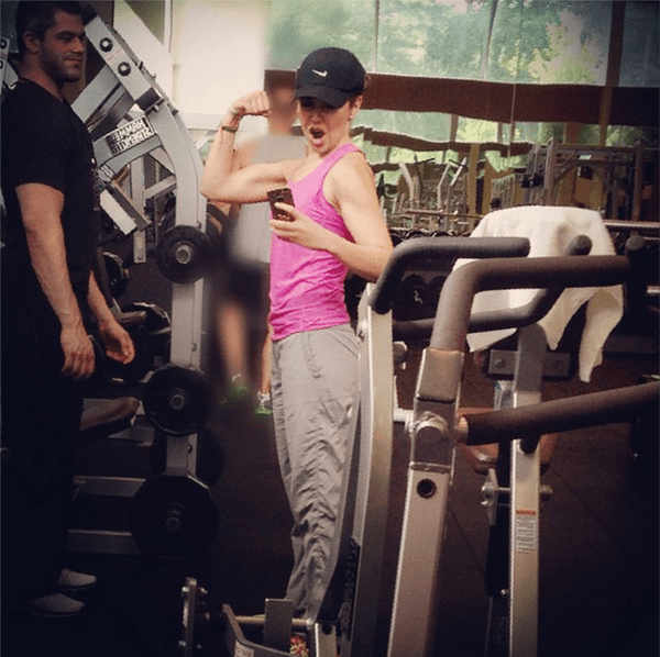 Tiene sus sesiones personalizadas en el gym, practica yoga y hasta meditación. En ocasiones hace pesas y luego presume sus logros con una buena selfie.