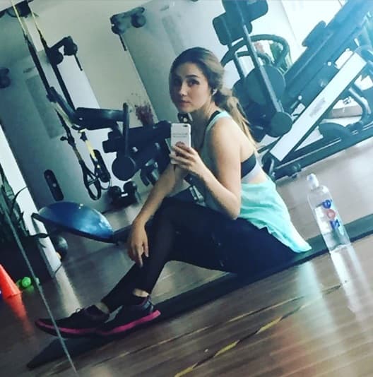 pesas, caminadora y otras cosas, forman parte de la rutina de la actriz y cantante que cada día está mejor.